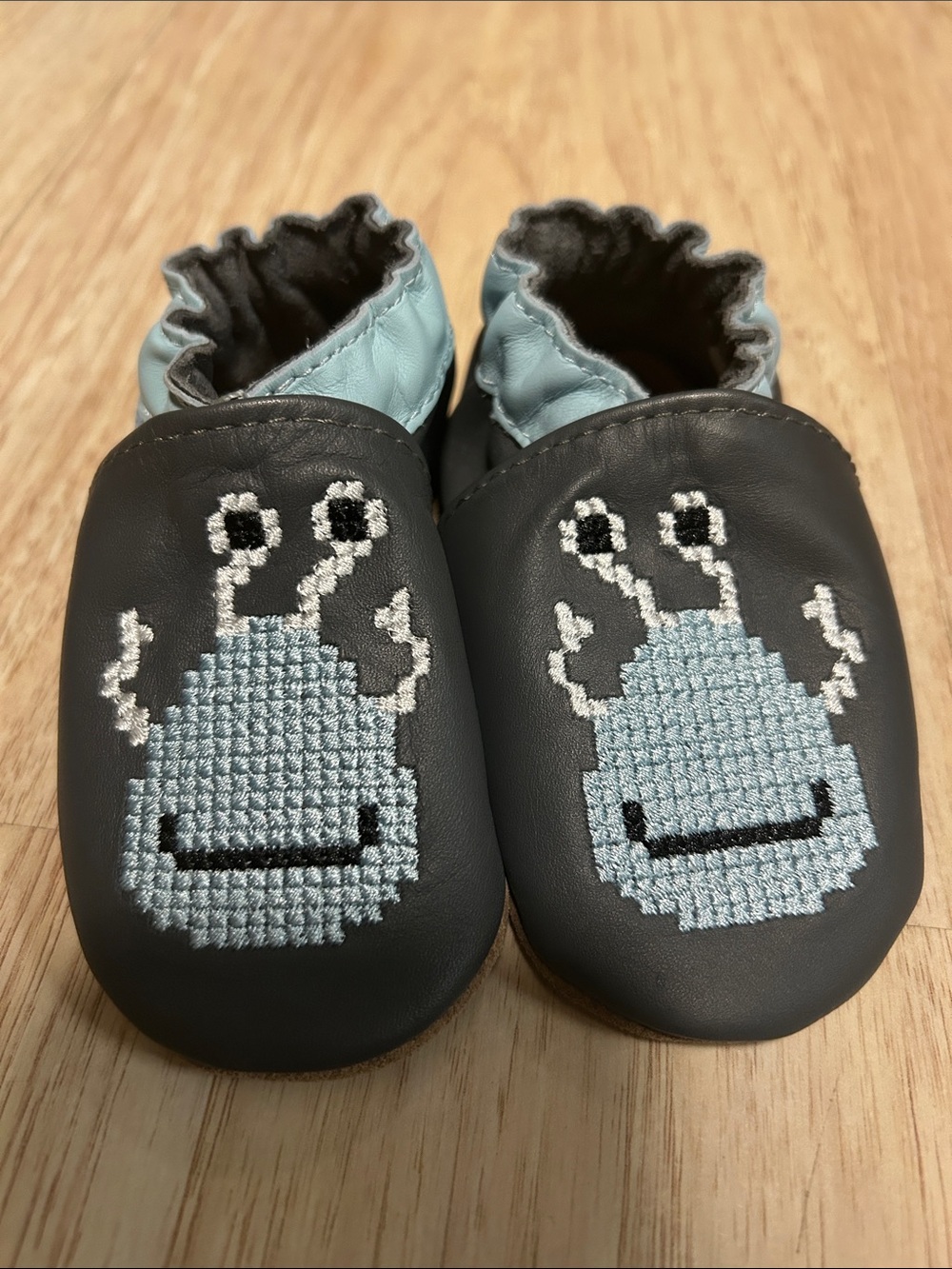Robeez soft soles baby shoes size 6-12 months.